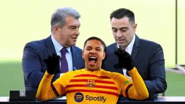 Joan Laporta con Xavi Hernández y Vítor Roque, del FC Barcelona