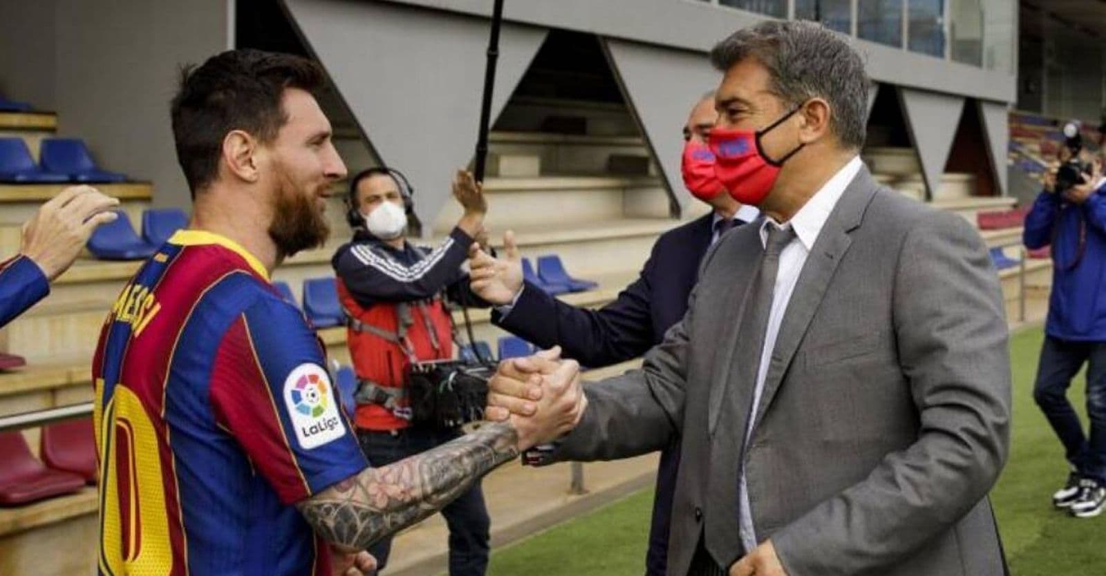 Joan Laporta felicitó al crack argentino por haber obtenido la Copa del Mundo y no descartó un posible regreso al club.