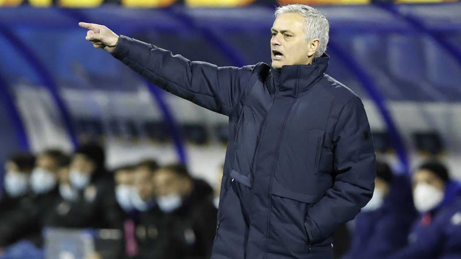 José Mourinho llevó a la Roma a una nueva final de competencia europea tras 31 años. El entrenador no pudo contener la emoción tras la clasificación y provocó la alegría de toda Roma. Además le envió un mensaje a la gente del Madrid.