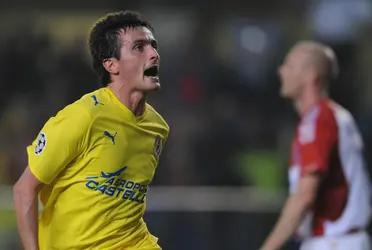 Joseba Llorente es un ex futbolista español que supo vestir, entre muchas camisetas, la del Villareal CF donde se destacó por su capacidad goleadora. Actualmente comenta algunos partidos y maneja varios emprendimientos.