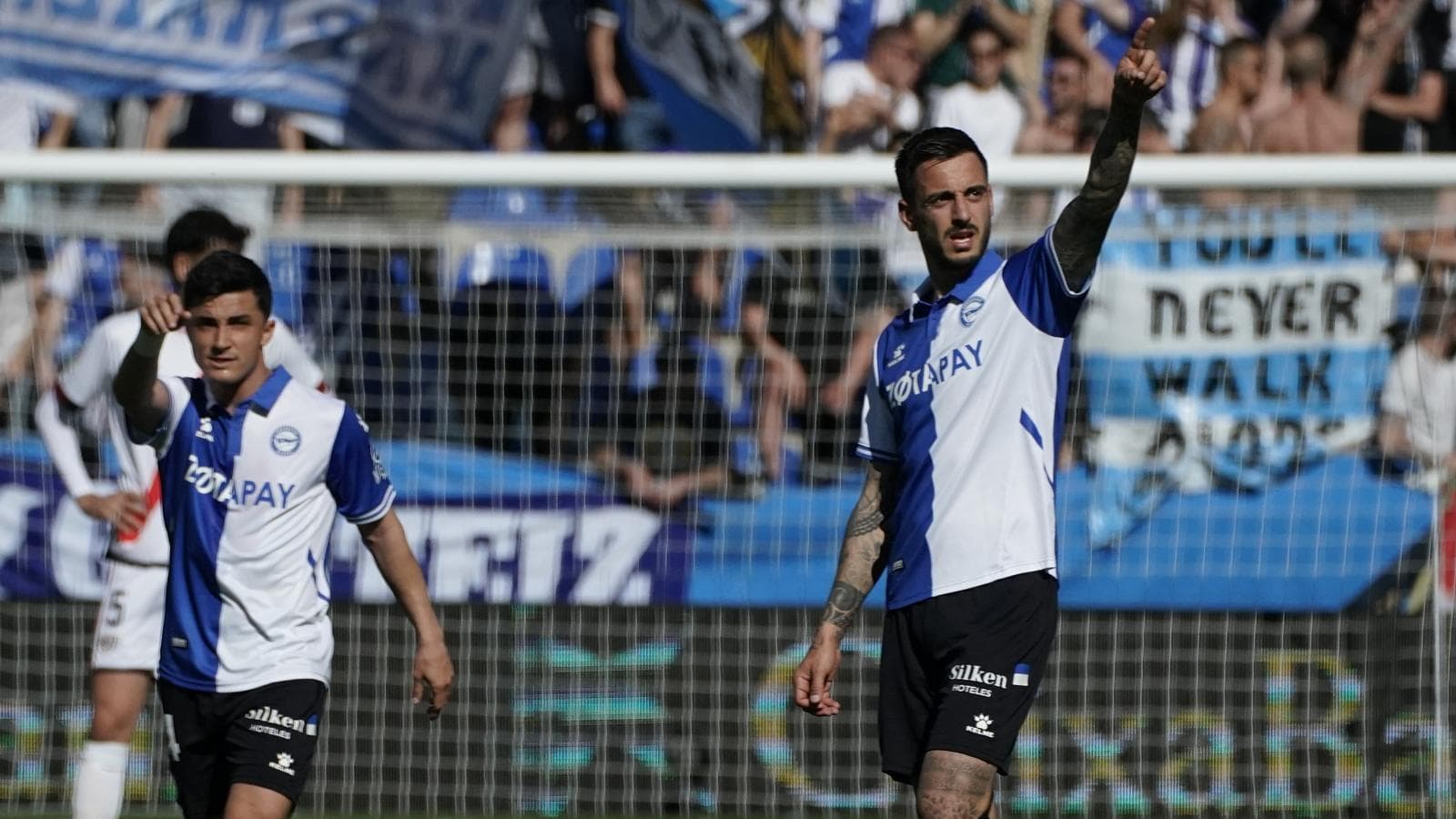 Joselu Mato, delantero que ha militado las tres últimas temporadas en el Alavés define su futuro entre el Espanyol, el Sevilla y el Celta de Vigo.