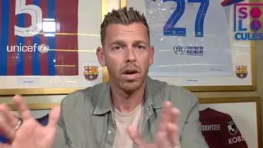 Jota Jordi en el podcast 'Solo para culés' con camisetas del Barcelona de fondo.