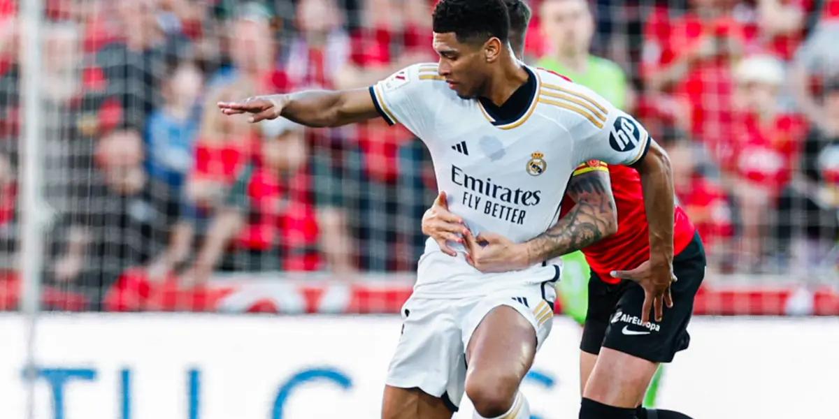 Jude Bellingham del Real Madrid disputando el balón con un defensa del Mallorca