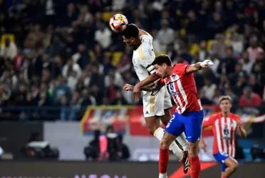 Jude Bellingham rematando de cabeza en un partido vs Atlético de Madrid