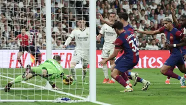 Jugada del gol fantasma del FC Barcelona al Real Madrid en el Santiago Bernabéu
