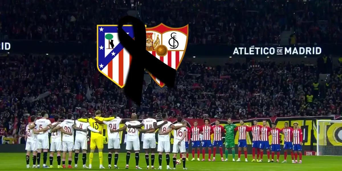 Jugadores de Sevilla y Atlético guardando un minuto de silencio