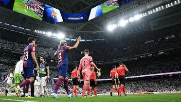Jugadores del FC Barcelona y Real Madrid ingresando al estadio Santiago Bernabéu