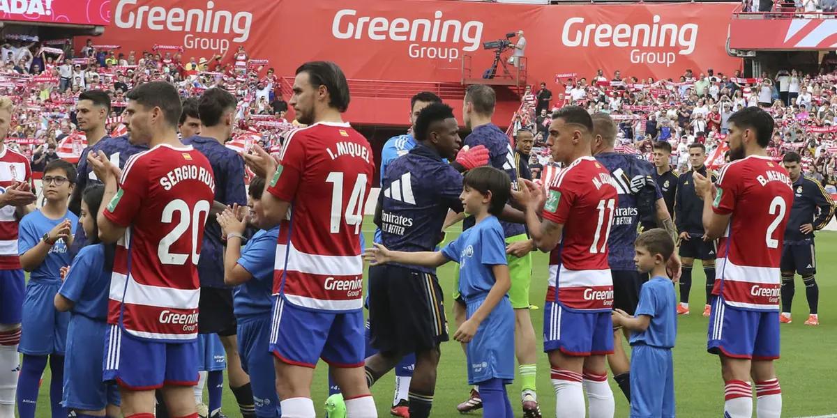 Jugadores del Granada haciendo pasillo a los del Real Madrid