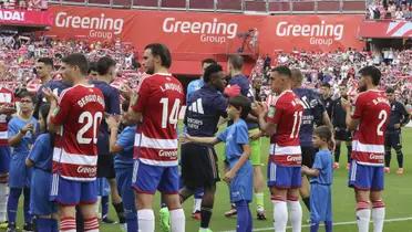 Jugadores del Granada haciendo pasillo a los del Real Madrid