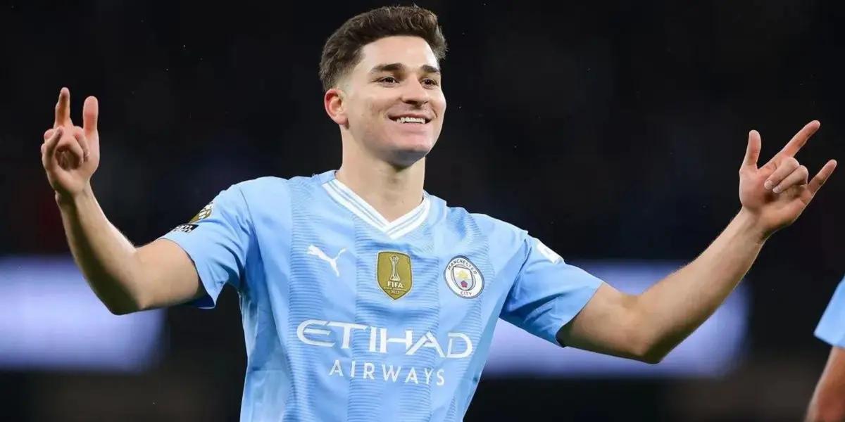 Julián Álvarez con la camiseta del Manchester City. (Foto: EFE)