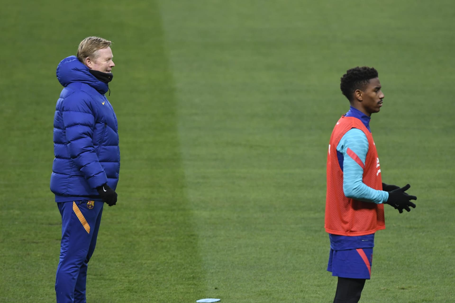 Junior Firpo acusó de mentiroso al entrenador neerlandés Ronald Koeman, con quien compartió paso por el Barcelona. Asimismo, el futbolista dio detalles sobre el pobre método de trabajo de los últimos años en la institución culé.