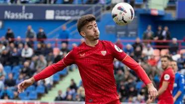 Kike Salas, jugador del Sevilla FC, ha sido detenido esta mañana por supuestamente forzar amarillas para apuestas deportivas ilegales