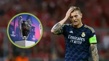 Kroos con la camiseta del Real Madrid con la Champions a su derecha.