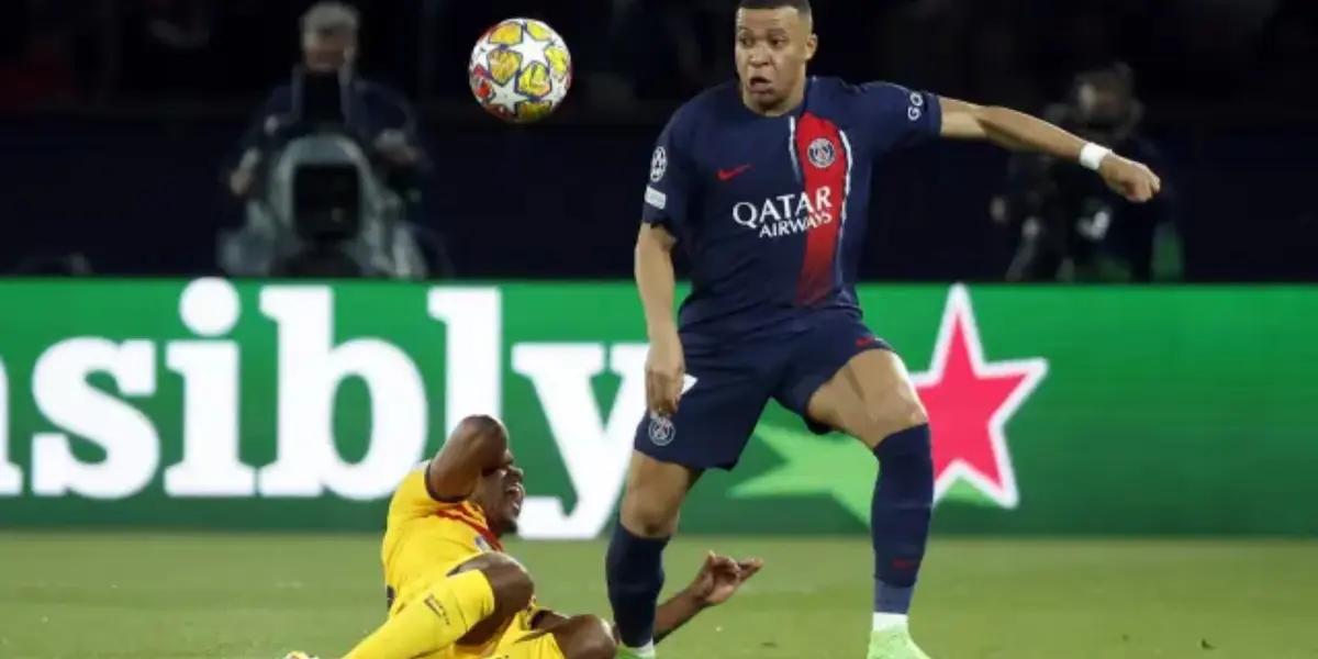 Kylian Mbappé enfrentando a Jules Koundé en el partido FC Barcelona vs PSG