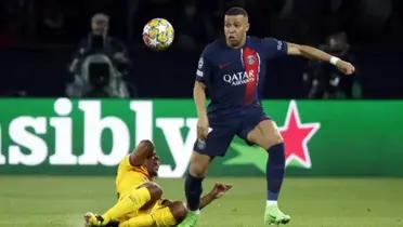 Kylian Mbappé enfrentando a Jules Koundé en el partido FC Barcelona vs PSG