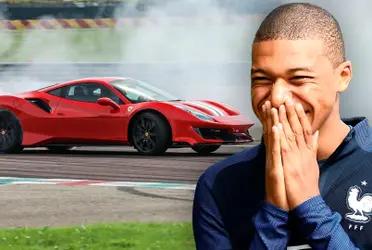 Kylian Mbappé es poseedor de una espectacular colección de automóviles de alta gama que al momento no pudo conducir ya que no tiene licencia para hacerlo. El delantero francés está tan concentrado en su desarrollo futbolístico que no se pudo ocupar del trámite para conducir.