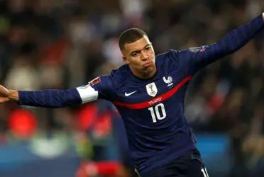 Kylian Mbappé no para de sorprender al mundo y evolucionar en su juego. El delantero del París Saint-Germain igualó un record con más de medio siglo de referencia en su selección. Detalles del logro.