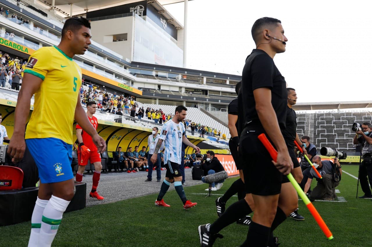 La Agencia Nacional de Vigilancia Sanitaria de Brasil, ANVISA, fue el encargado de suspender el partido entre Brasil y Argentina, además dispuso una sanción para los futbolistas argentinos involucrados.
