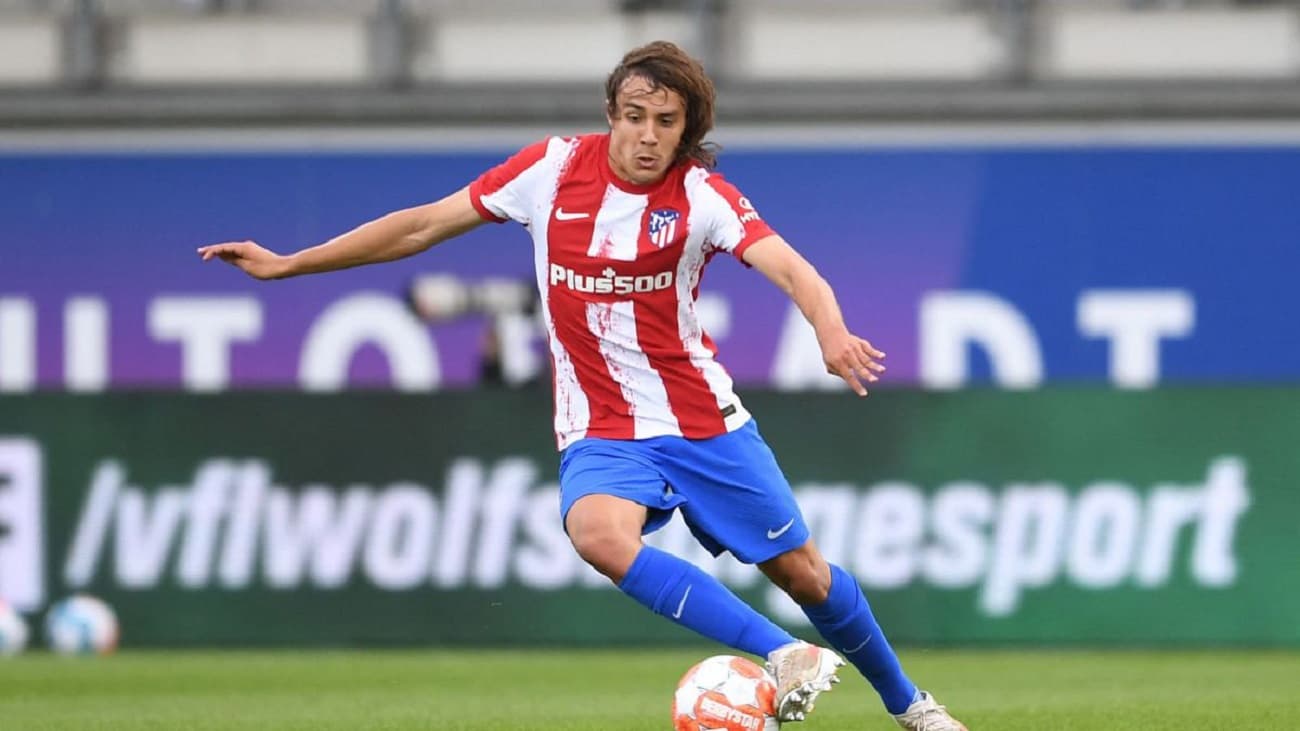 La cantera del Atlético Madrid suele tener muchos grandes prospectos que han reforzado la plantilla de Diego Simeone a lo largo de las temporadas del argentino al mando del colchonero, Javi Serrano es la nueva joya que se suma al primer equipo del Aleti.