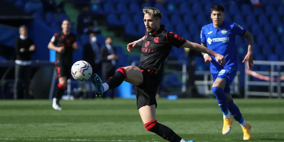 La crisis económica reinante en el equipo blaugrana, potenciada por el golpe financiero que significa haber quedado fuera de la UEFA Champions League, obligó a reestructurar el foco del mercado de fichajes para Barcelona. Y apuntaría hacía Adnan Januzaj, extremo de la Real Sociedad.