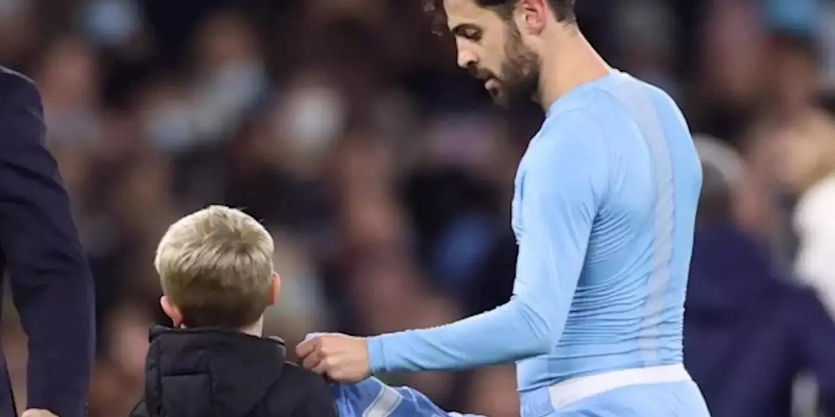 La decisión de un niño pudo más que la admiración por las estrellas del poderosísimo PSG. El joven simpatizante de Manchester City ingresó al terreno de juego y le pidió la camiseta a Bernardo Silva, dejando de lado el tridente ofensivo del equipo francés.