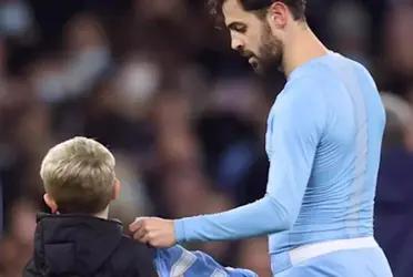 La decisión de un niño pudo más que la admiración por las estrellas del poderosísimo PSG. El joven simpatizante de Manchester City ingresó al terreno de juego y le pidió la camiseta a Bernardo Silva, dejando de lado el tridente ofensivo del equipo francés.