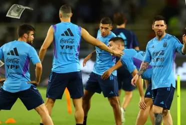 La delegación de la Albiceleste armó un torneo de truco que otorga un buen premio económico para el ganador.