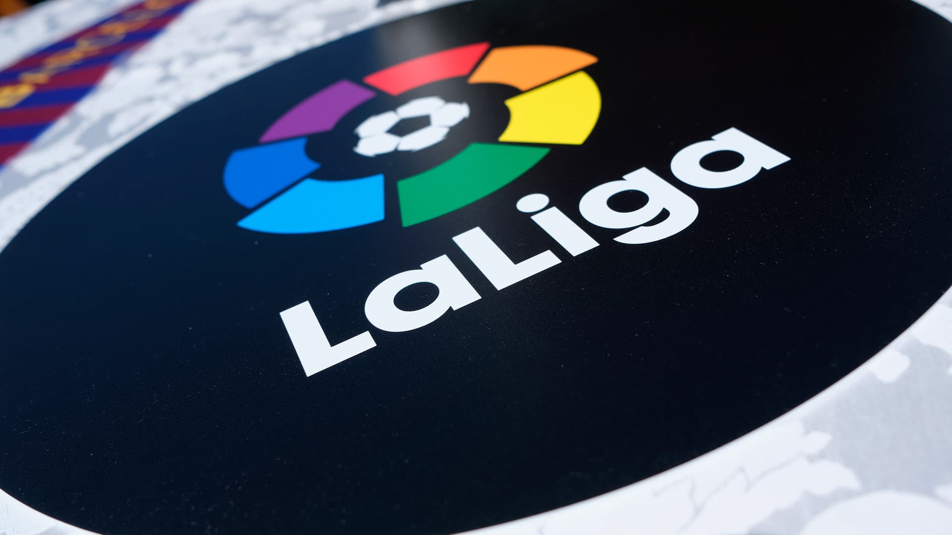 La desvinculación de Messi con el FC Barcelona, generó miles de teorias y dichos de por qué el mejor de todos se marchó. Lo cierto es que con la salida del astro argentino, son 6 las estrellas que abandonaron La Liga española.