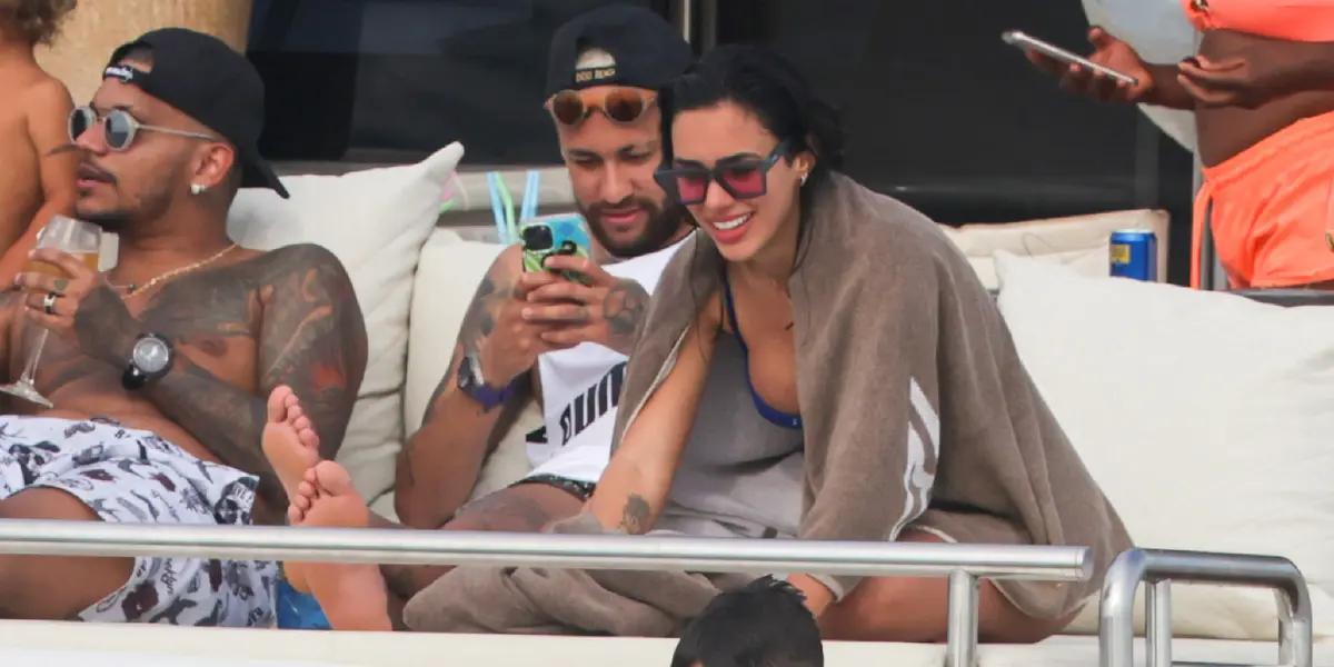 La estrella del futbol mundial, Neymar Jr, disfruta de sus vacaciones luego de una larga temporada, actualmente se encuentra en Ibiza pero como nos tiene acostumbrados no lo hace solo, sino con una influencer brasilera muy conocida.