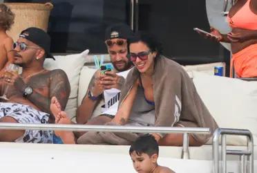 La estrella del futbol mundial, Neymar Jr, disfruta de sus vacaciones luego de una larga temporada, actualmente se encuentra en Ibiza pero como nos tiene acostumbrados no lo hace solo, sino con una influencer brasilera muy conocida.