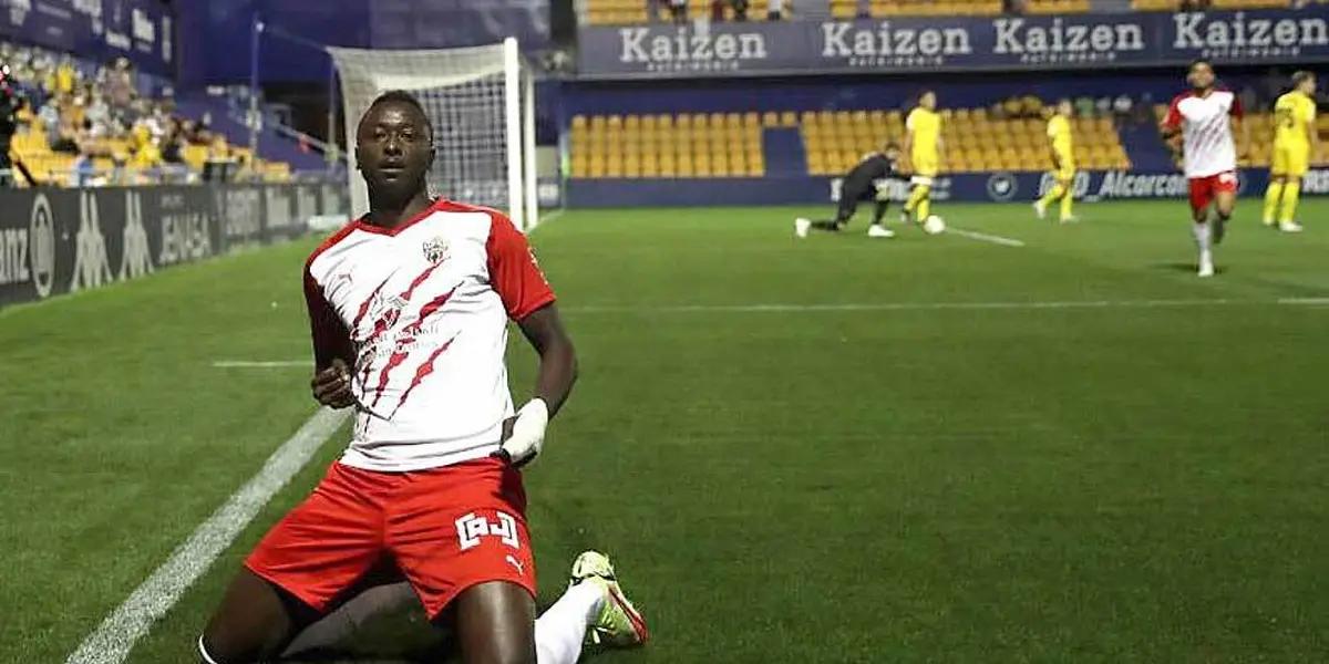 La genial temporada del Real Betis, con conquista de la Copa del Rey incluida, ha envalentonado al equipo sevillano y está dispuesto a pagar 25 millones de euros por Umar Sadiq, el delantero estrella del Almería que también era pretendido por el Sevilla.