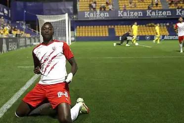 La genial temporada del Real Betis, con conquista de la Copa del Rey incluida, ha envalentonado al equipo sevillano y está dispuesto a pagar 25 millones de euros por Umar Sadiq, el delantero estrella del Almería que también era pretendido por el Sevilla.