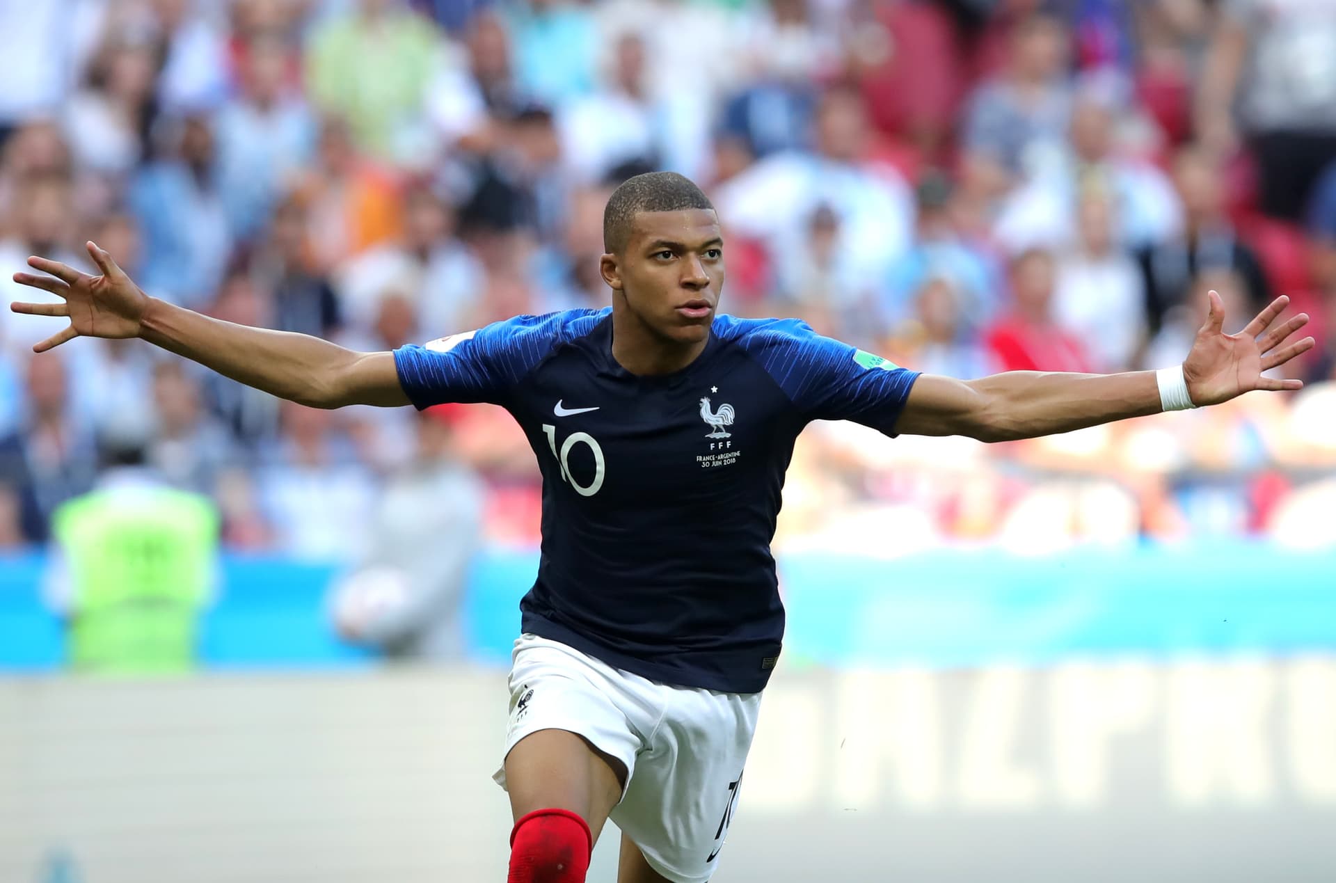 La gran obsesión del Real Madrid hace varios años se llama Kylian Mbappé y podría terminar llegando al club la temporada que viene, a cambio de una impresionante fortuna.