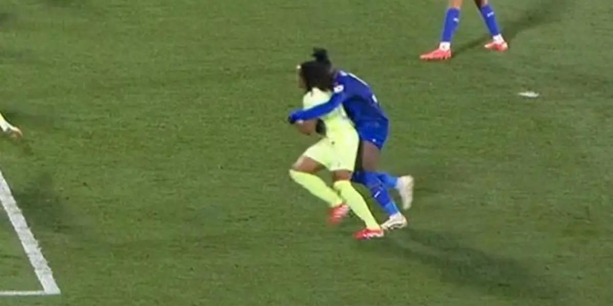 La imagen del penalti al Barcelona que el árbitro no ha pitado