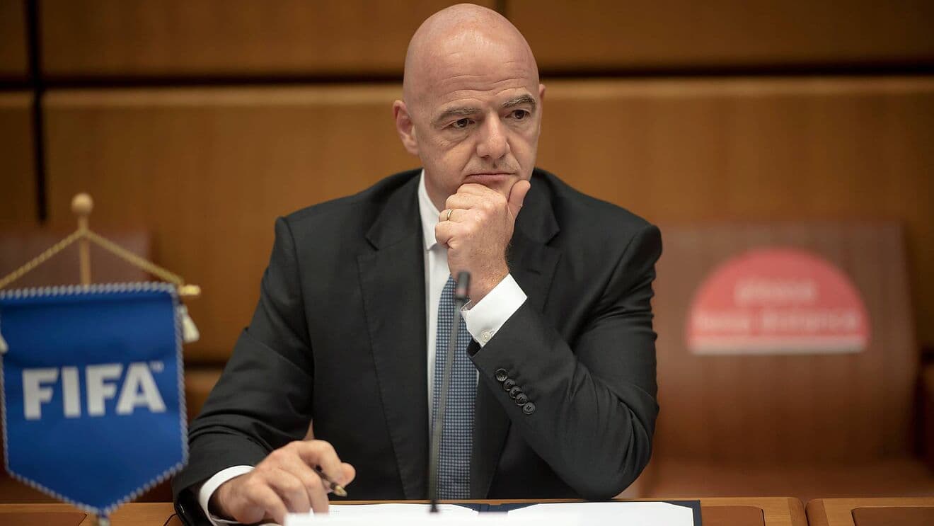 La invasión de Rusia a Ucrania no ha sido ajena al mundo del fútbol y además de las múltiples declaraciones de jugadores de ambos países se ha sumado finalmente un castigo por parte de FIFA, Rusia out del Mundial de Qatar. Lo curioso es que el país anfitrión también tiene sus controversias.