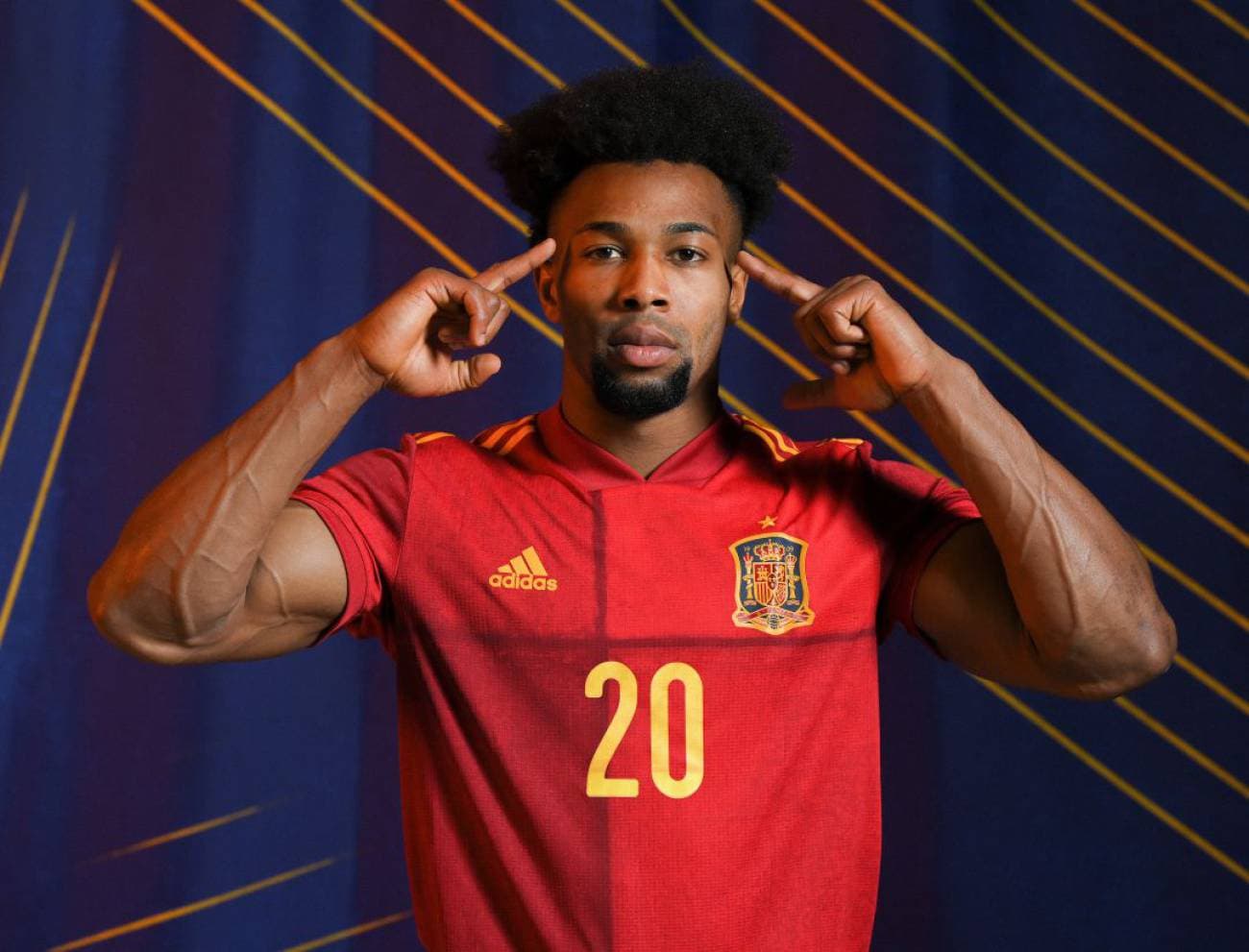 La llegada de Adama Traoré al Wolverhampton significó un gran cambio en su carrera, ya que la posibilidad de realizar un entrenamiento específico le permitió cambiar por completo su estructura corporal, superando hasta a Cristiano Ronaldo.