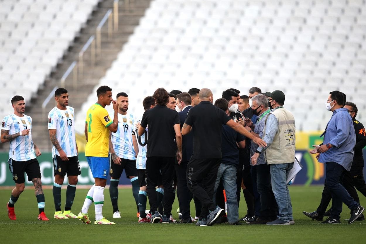 La máxima autoridad sanitaria de Brasil se expresó respecto a los hechos que concluyeron en la escandalosa suspensión del partido ante Argentina. Por qué la afición se quedó sin ver el duelo entre los equipos de Messi y Neymar.