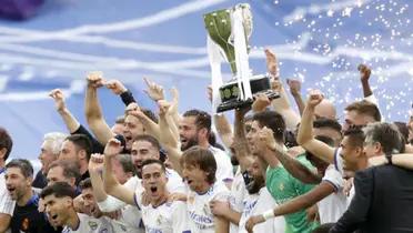 La plantilla del Real Madrid celebrando La Liga en 2021-2022.
