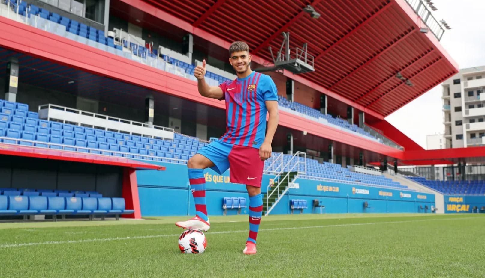 La Real Federación Española de Fútbol trabaja a destajo para no perder al extremo del Barcelona, al entererse de la intención marroquí de contarlo en la Copa Africana de Naciones.