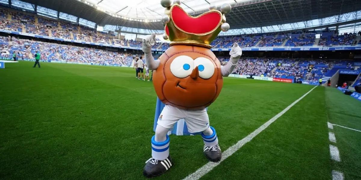 La Real Sociedad tiene una nueva mascota, Txurdin. Es una figura inspirada en el escudo del equipo vasco y que reemplaza a Atotxo, diseño fabricado en 2006 el cual nunca llego a tener representación física.