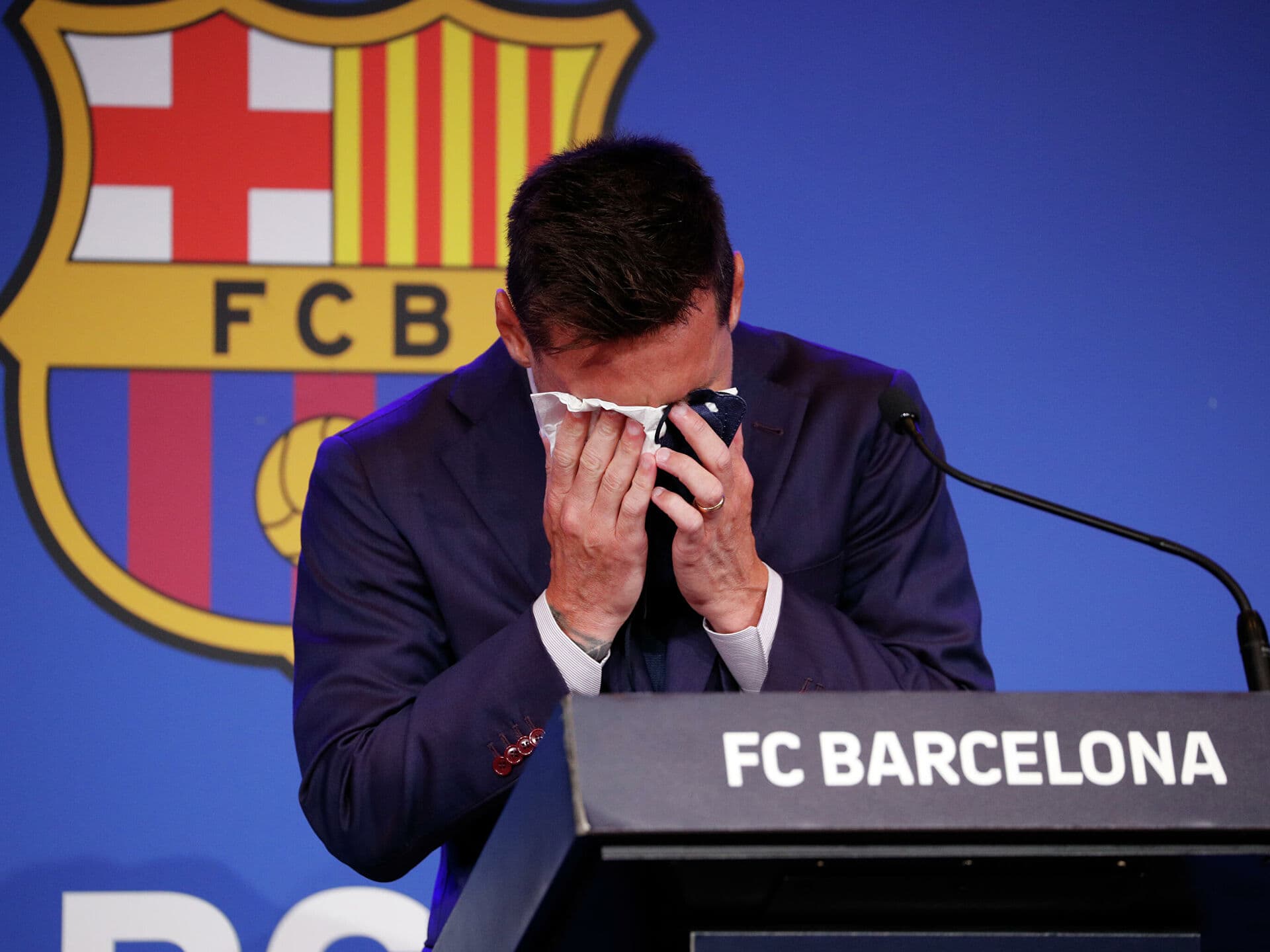 La salida de Messi del club catalán sigue provocando problemas. El FC Barcelona a pesar de desvincularse con el jugador argentino, todavia le debe una deuda de mucho dinero el cual Messi deberá recibir.