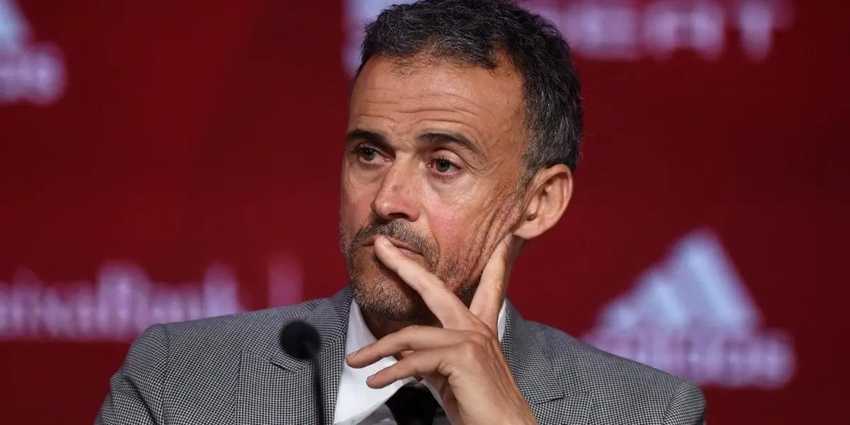 La selección española está pasando por un momento futbolistico demasiado flojo, especialmente en defensa, y en estos momentos ya se especula que su participación en la Copa del Mundo fracasaría.