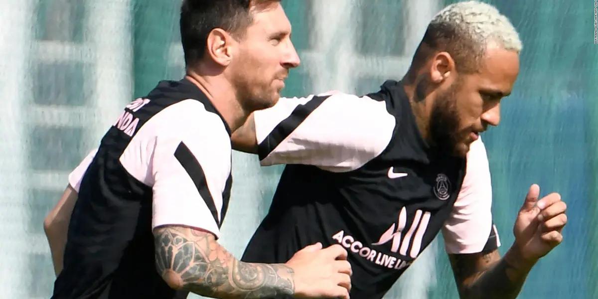 La temporada pasada, Neymar y Mbappé fueron letales desde los doce pasos. Sin embargo, ahora se sumó la pulga pero parece que el brasileño está convencido de que los penales son de él. Hoy en el juego contra el Lyon, Neymar Jr pateó el penal sin consultarle a nadie y no darle la oportunidad a Messi de anotar su primer gol con el PSG.