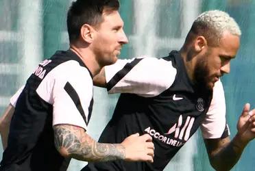 La temporada pasada, Neymar y Mbappé fueron letales desde los doce pasos. Sin embargo, ahora se sumó la pulga pero parece que el brasileño está convencido de que los penales son de él. Hoy en el juego contra el Lyon, Neymar Jr pateó el penal sin consultarle a nadie y no darle la oportunidad a Messi de anotar su primer gol con el PSG.