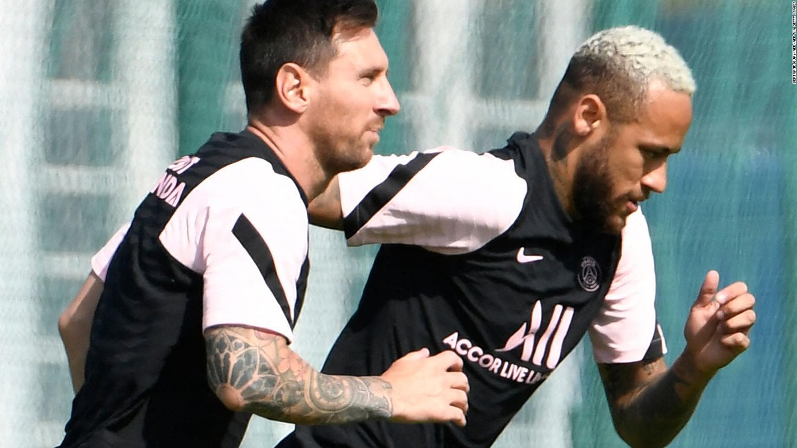 La temporada pasada, Neymar y Mbappé fueron letales desde los doce pasos. Sin embargo, ahora se sumó la pulga pero parece que el brasileño está convencido de que los penales son de él. Hoy en el juego contra el Lyon, Neymar Jr pateó el penal sin consultarle a nadie y no darle la oportunidad a Messi de anotar su primer gol con el PSG.