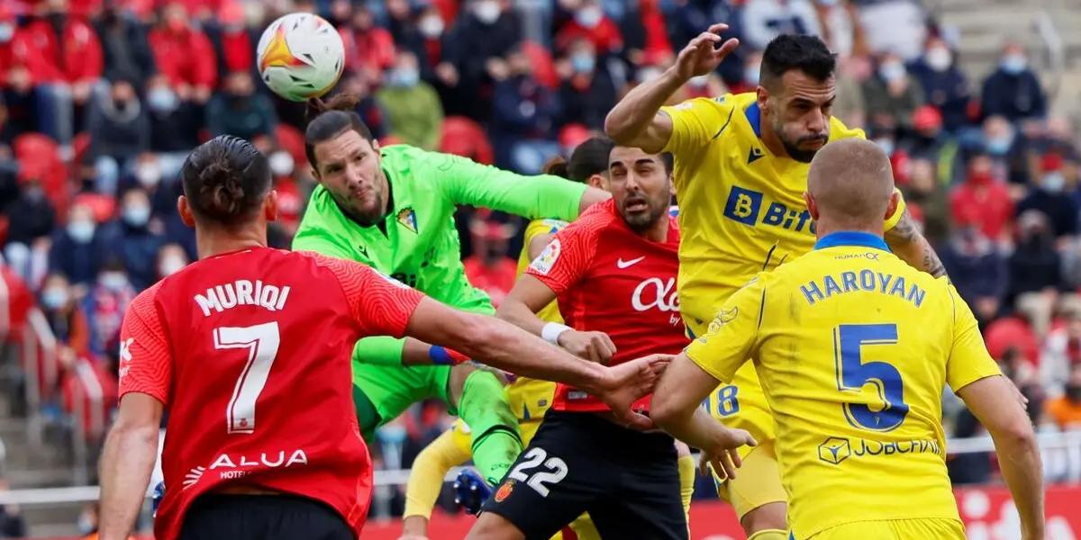 La última jornada de La Liga Santander definirá cuál es el equipo que acompañará a Levante y Alavés a la segunda división. Con la Real Sociedad clasificada a Europa League, el septimo puesto por la Conference se lo disputarán Athletic Bilbao y Villareal.