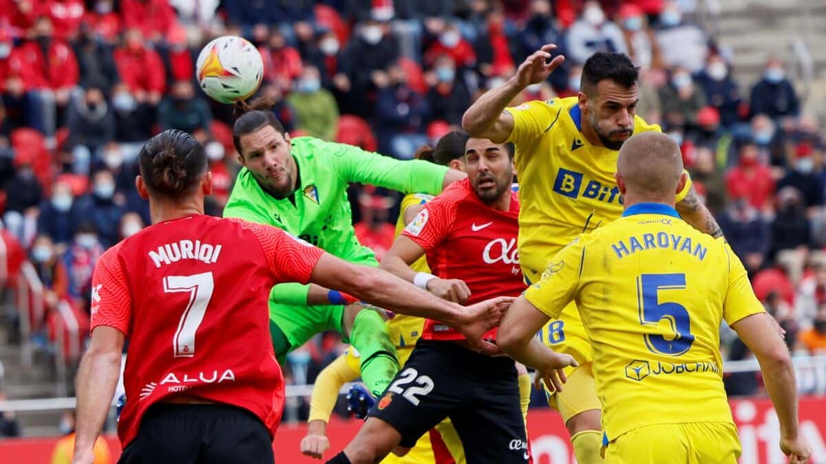 La última jornada de La Liga Santander definirá cuál es el equipo que acompañará a Levante y Alavés a la segunda división. Con la Real Sociedad clasificada a Europa League, el septimo puesto por la Conference se lo disputarán Athletic Bilbao y Villareal.