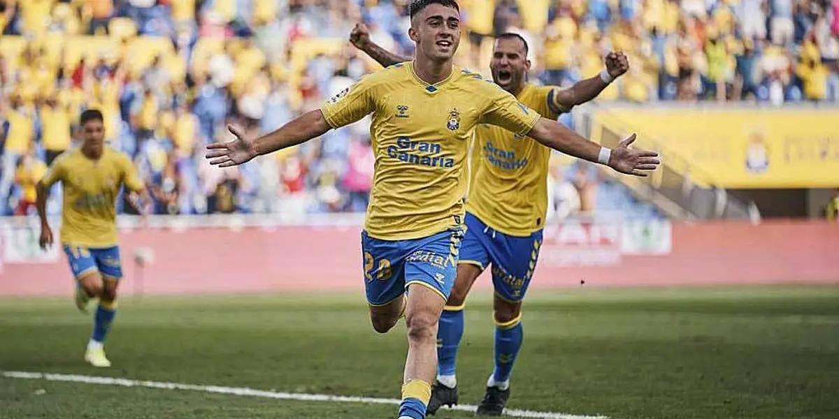 La Unión Deportiva Las Palmas trabaja a destajo para blindar a Alberto Moleiro. Según el presidente de la institución aumentará su precio de salida y triplicará su salario, advertido del interés del Barcelona y Atlético Madrid en sus condiciones. detalles de las negociaciones.
