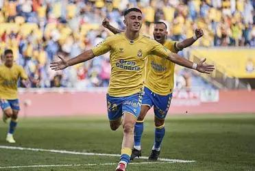 La Unión Deportiva Las Palmas trabaja a destajo para blindar a Alberto Moleiro. Según el presidente de la institución aumentará su precio de salida y triplicará su salario, advertido del interés del Barcelona y Atlético Madrid en sus condiciones. detalles de las negociaciones.