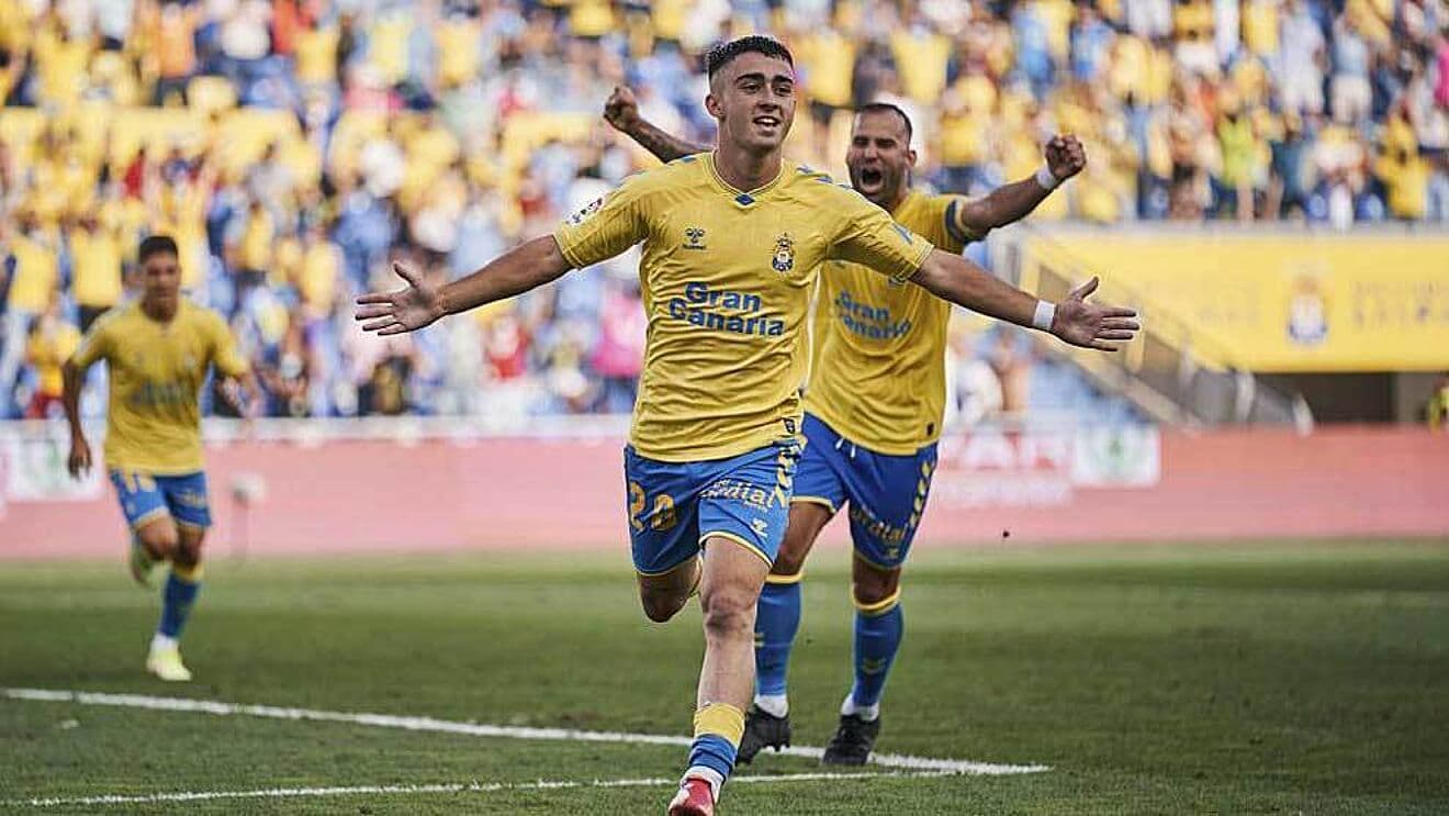 La Unión Deportiva Las Palmas trabaja a destajo para blindar a Alberto Moleiro. Según el presidente de la institución aumentará su precio de salida y triplicará su salario, advertido del interés del Barcelona y Atlético Madrid en sus condiciones. detalles de las negociaciones.